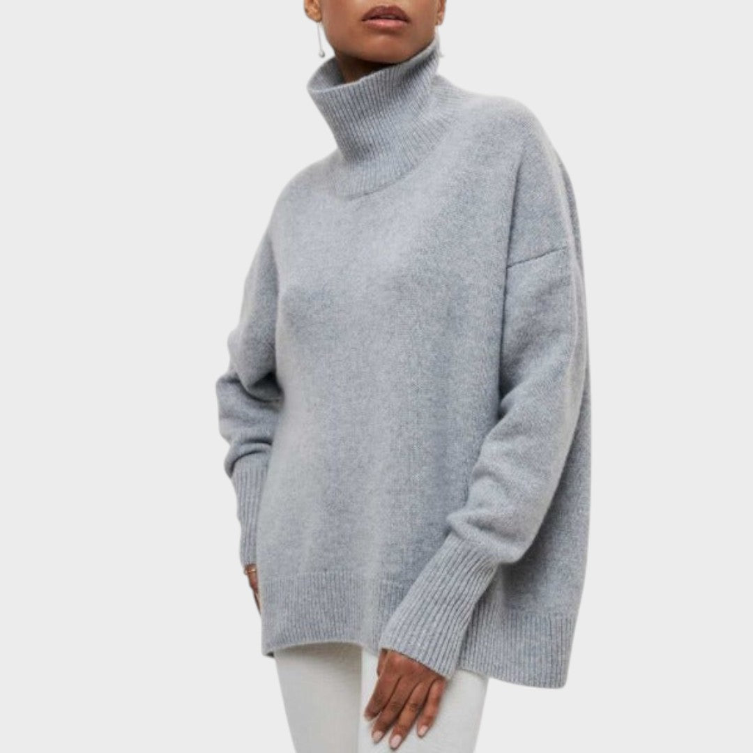 "Suzana | Oversized svetr s vysokým límcem" can be rewritten as "Suzana | Velký svetr s vysokým límcem".