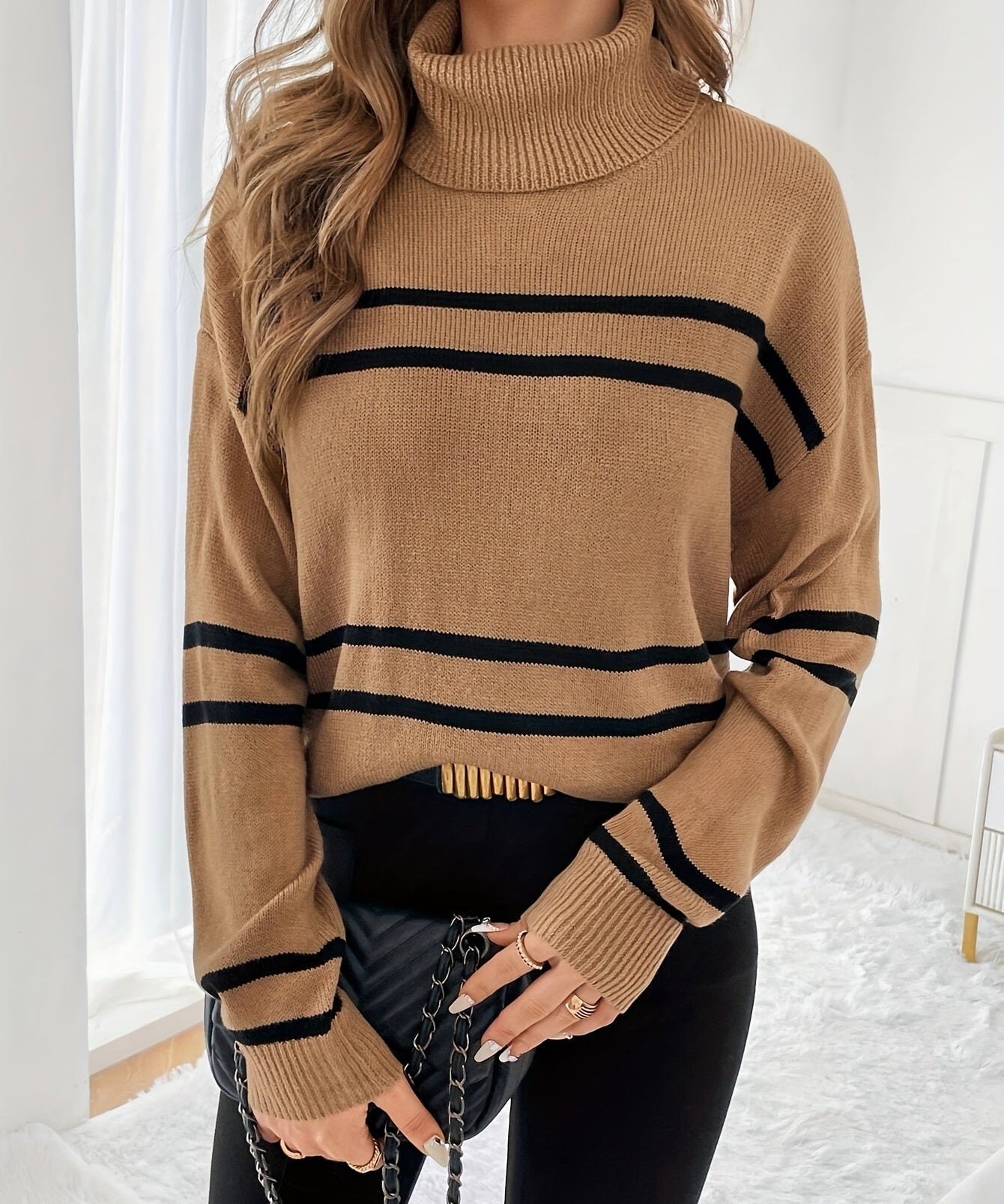 "Thea – Pruhovaný svetr s vysokým límcem" can be rewritten as "Thea – Pruhovaný svetr s vysokým krkem".